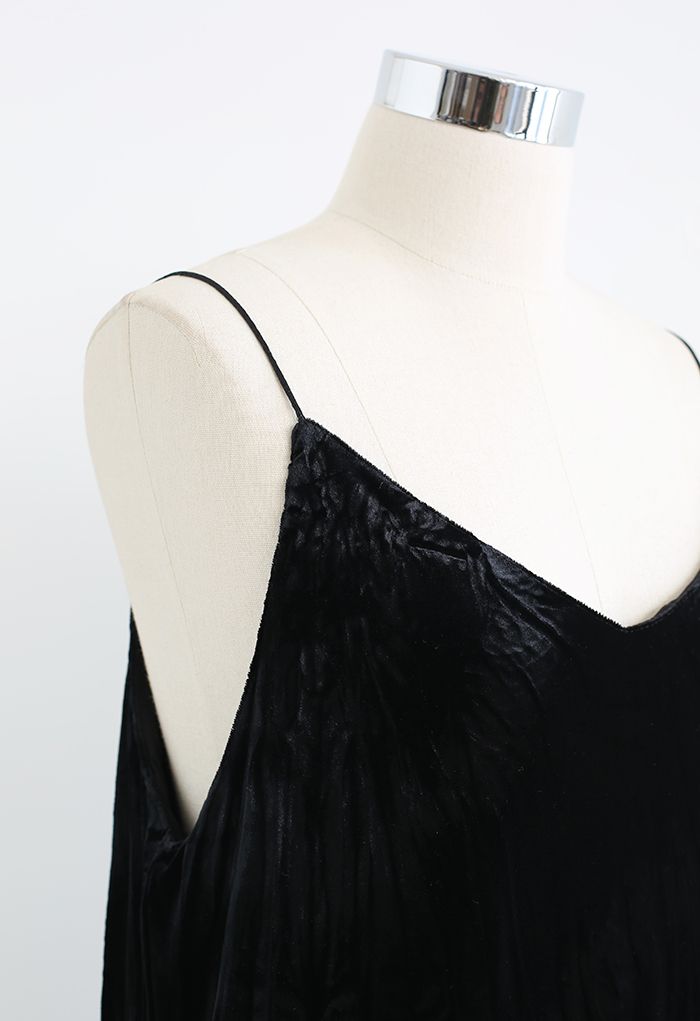 Robe caraco subtile en velours plissé en noir