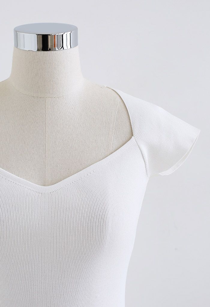 Haut en tricot ajusté à manches courtes et col en cœur en blanc