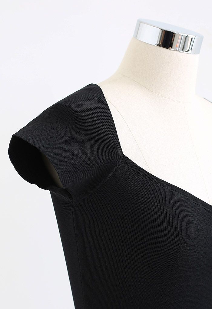 Haut en tricot ajusté à manches courtes et col en cœur en noir
