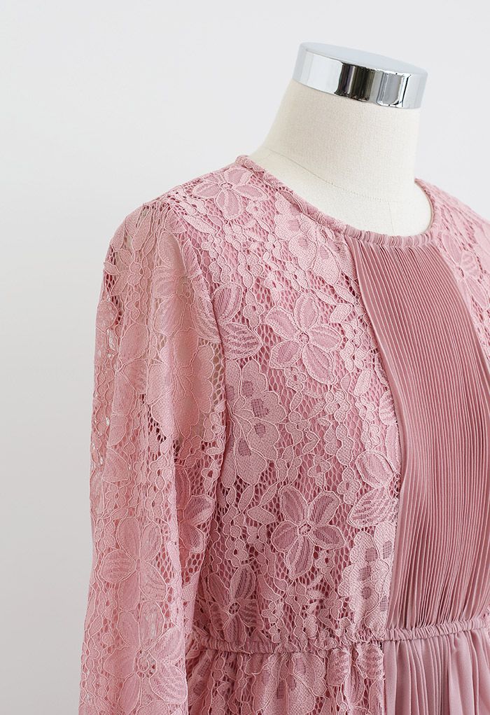 Robe mi-longue plissée en dentelle florale en rose