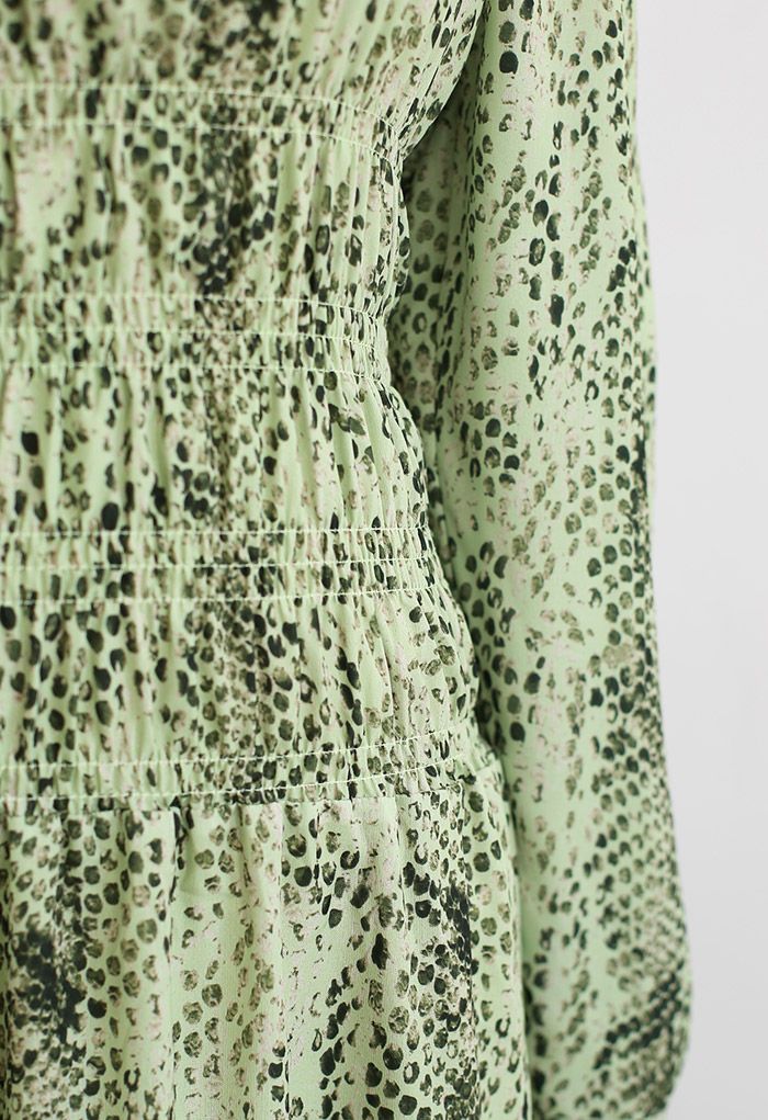 Robe mi-longue à taille froncée et imprimé serpent en vert