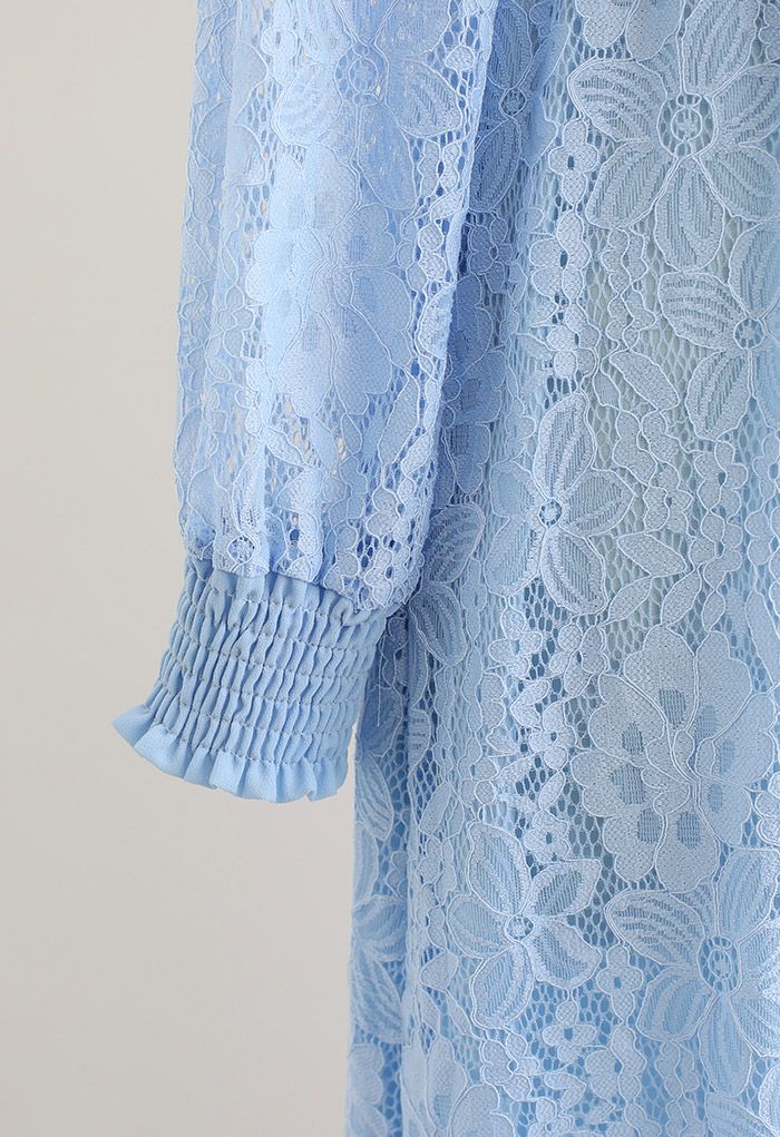 Robe mi-longue plissée en dentelle fleurie en bleu