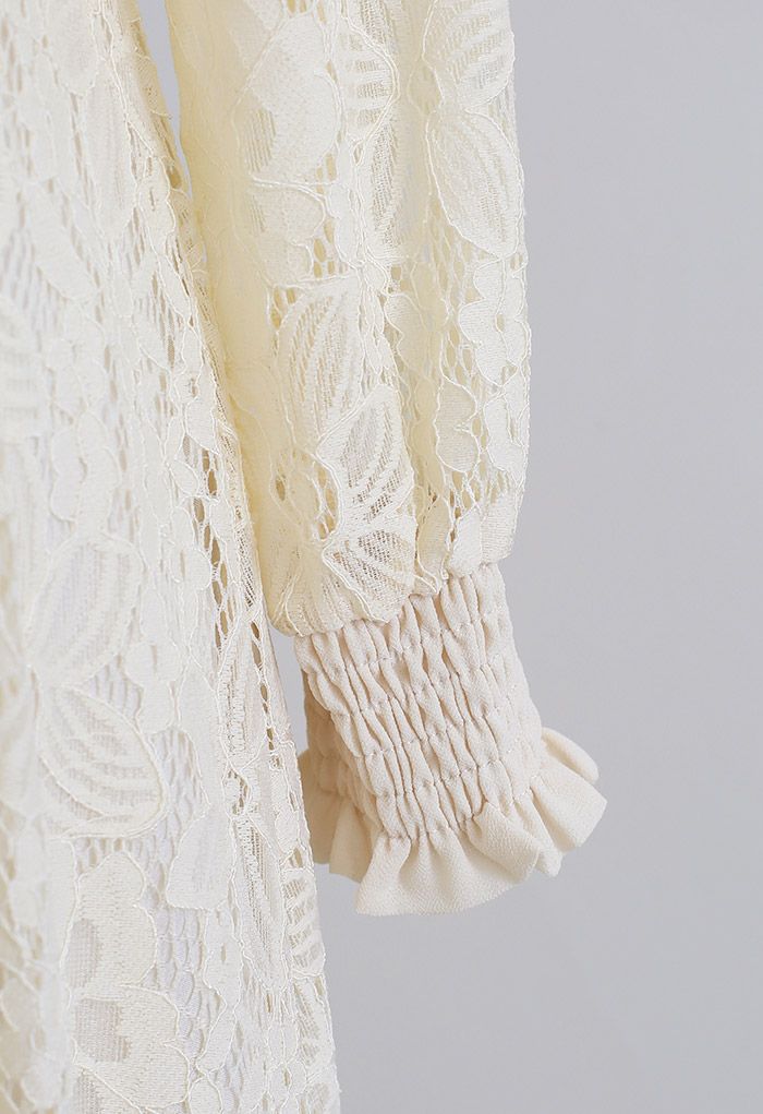 Robe mi-longue plissée en dentelle fleurie en crème