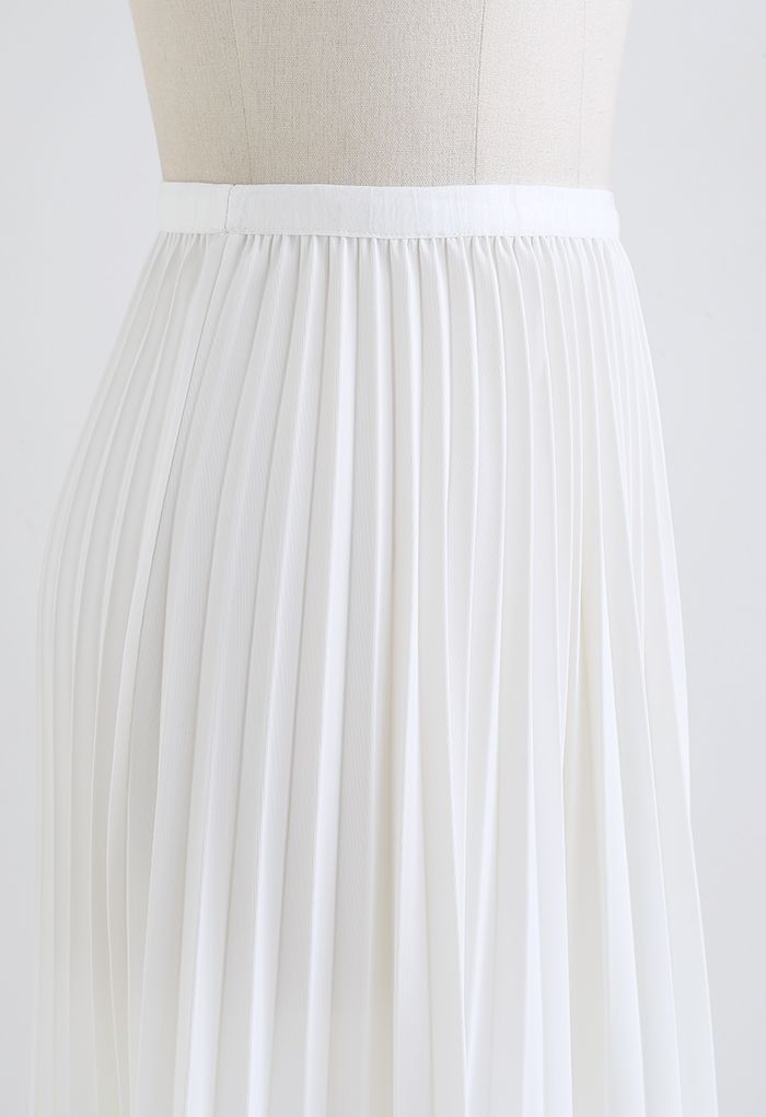 Jupe mi-longue plissée Simplicity en blanc