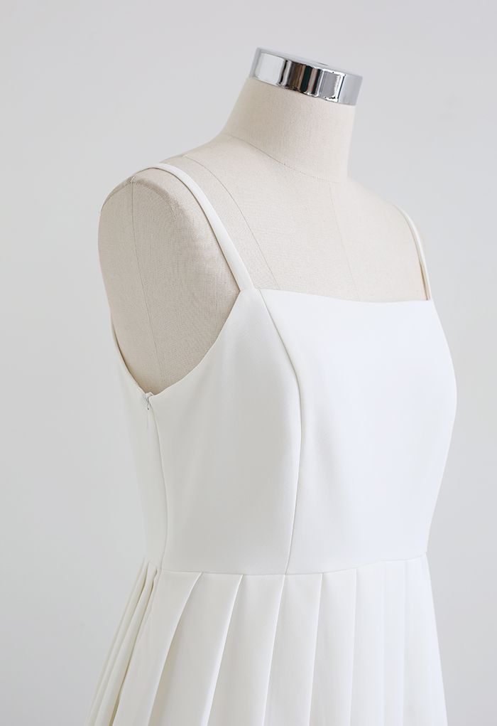 Robe camisole brillante à ourlet plissé en blanc