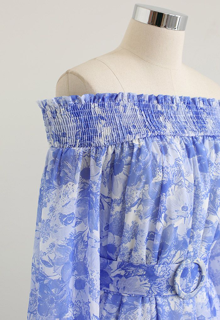 Mini-robe en mousseline de soie fleurie à épaules dénudées en bleu