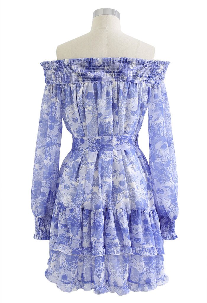 Mini-robe en mousseline de soie fleurie à épaules dénudées en bleu