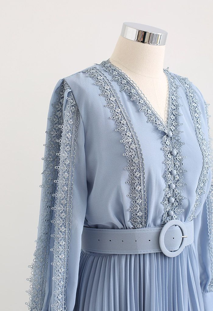 Robe plissée en mousseline de soie avec ceinture au crochet en bleu