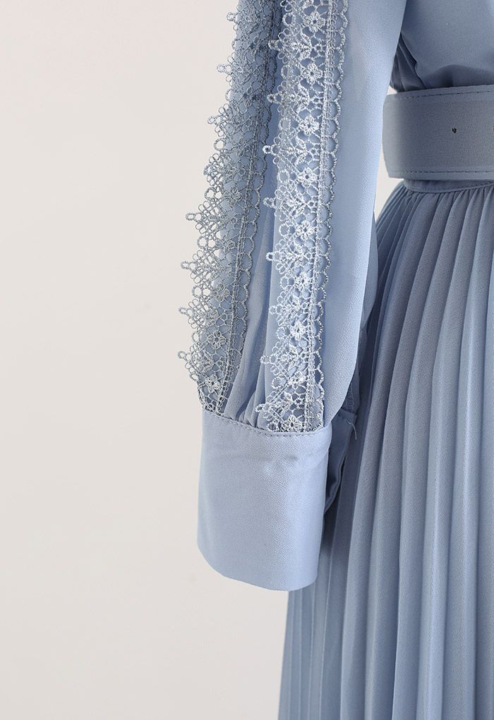 Robe plissée en mousseline de soie avec ceinture au crochet en bleu