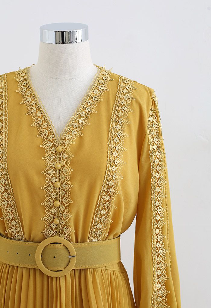 Robe plissée en mousseline de soie avec ceinture au crochet en jaune