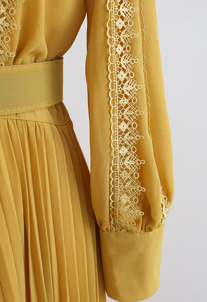 Robe plissée en mousseline de soie avec ceinture au crochet en jaune
