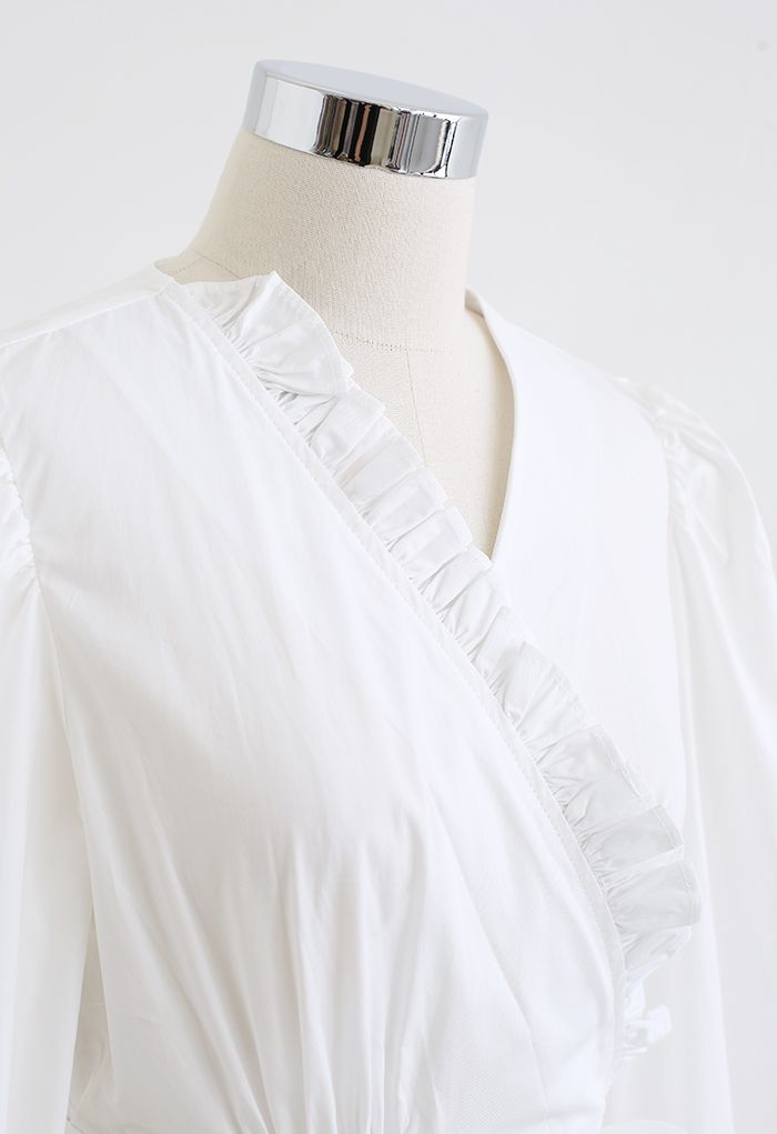 Robe en coton enveloppée à ourlet asymétrique à volants en blanc