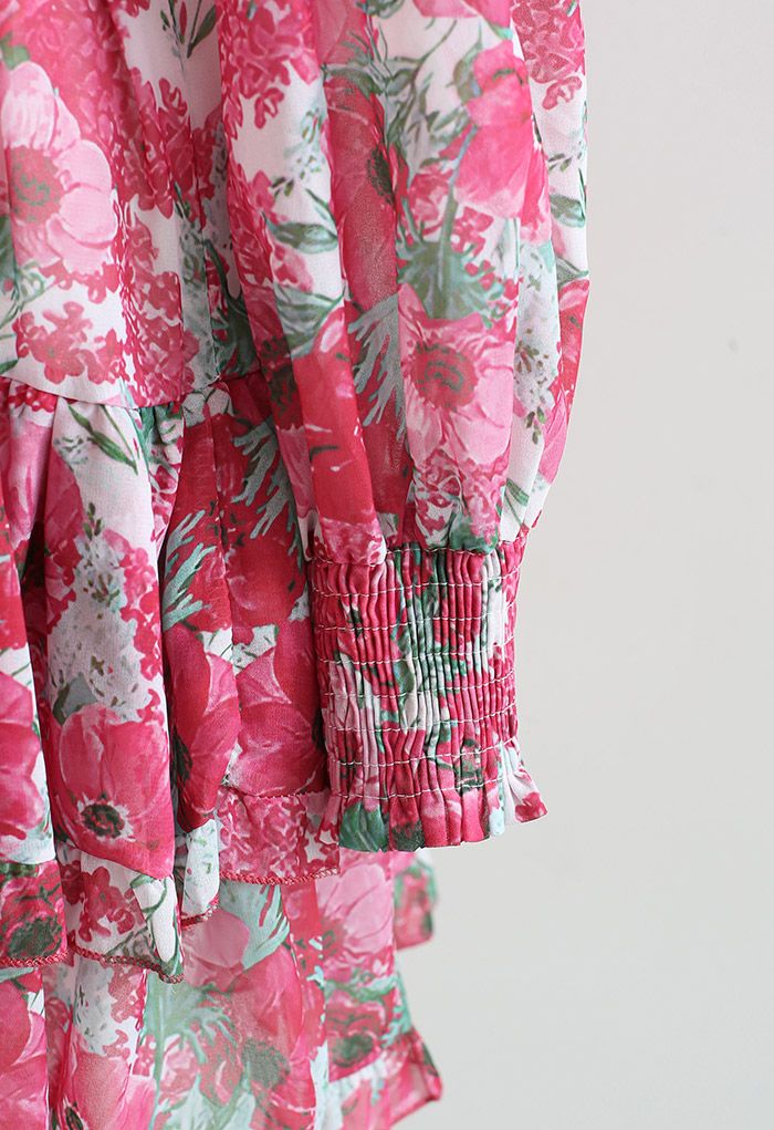Mini-robe en mousseline de soie fleurie à épaules dénudées en rose