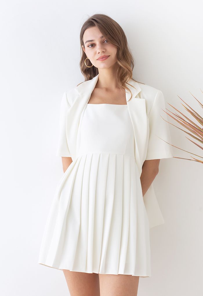 Robe camisole brillante à ourlet plissé en blanc
