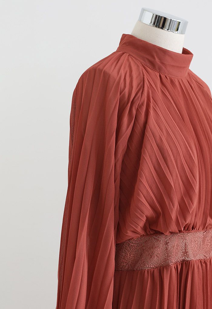 Robe longue plissée à taille pleine dentelle en rouge rouille