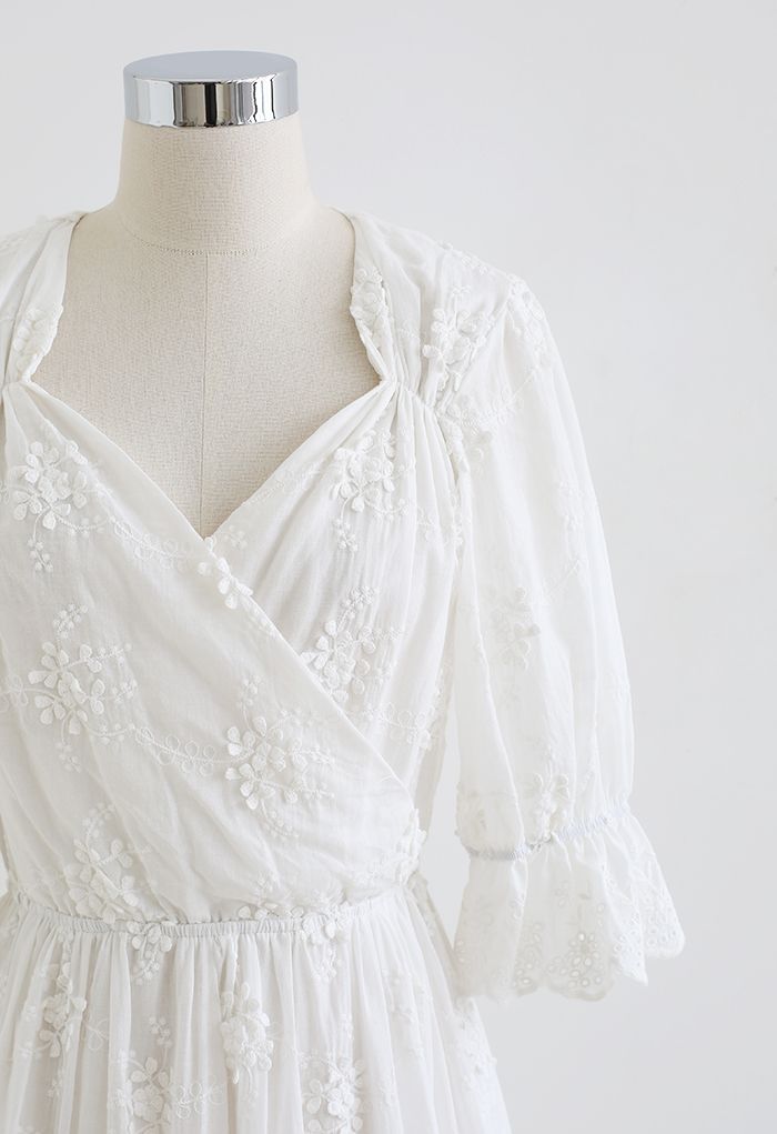 Robe blanche en coton à col en cœur brodé fleuret