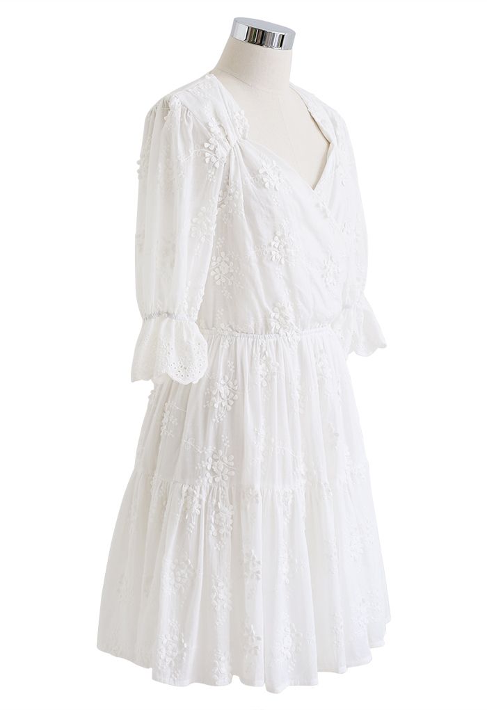 Robe blanche en coton à col en cœur brodé fleuret