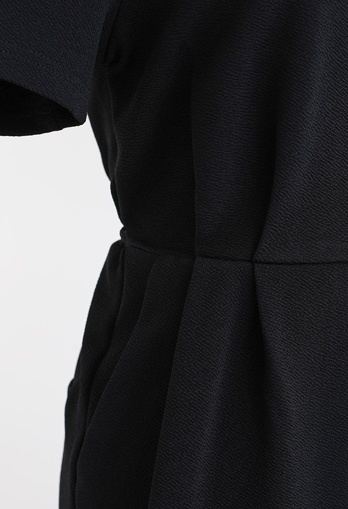 Combishort noir à manches courtes et poches latérales à col en V
