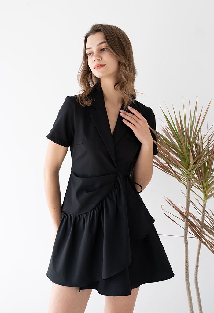 Mini-robe enveloppée asymétrique à volants noir uni