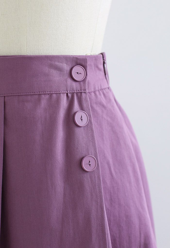 Jupe mi-longue à rabat avec poche latérale et bordure boutonnée en violet