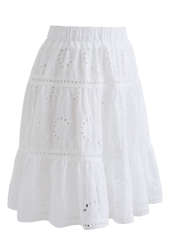 Mini-jupe fleurie à ourlet volanté en blanc