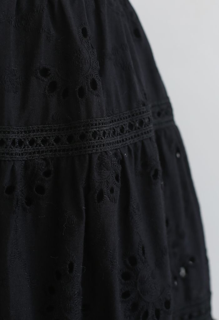 Mini-jupe fleurie à ourlet volanté en noir