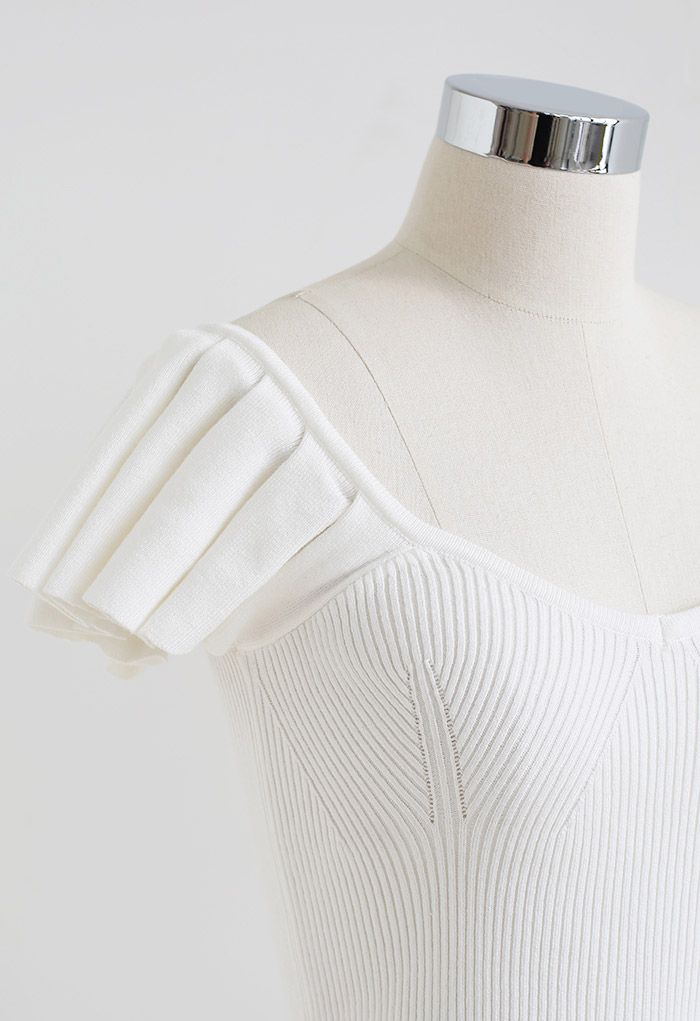 Haut ajusté en tricot côtelé à manches flottantes en blanc