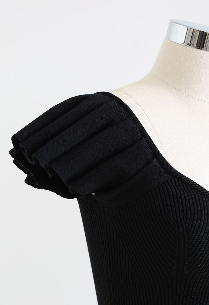 Haut ajusté en tricot côtelé à manches flottantes en noir