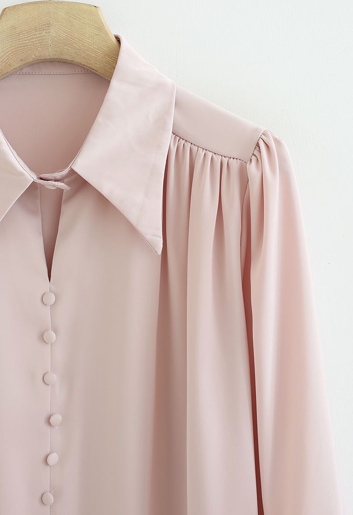 Chemise ornée de boutons en satin élégant en rose