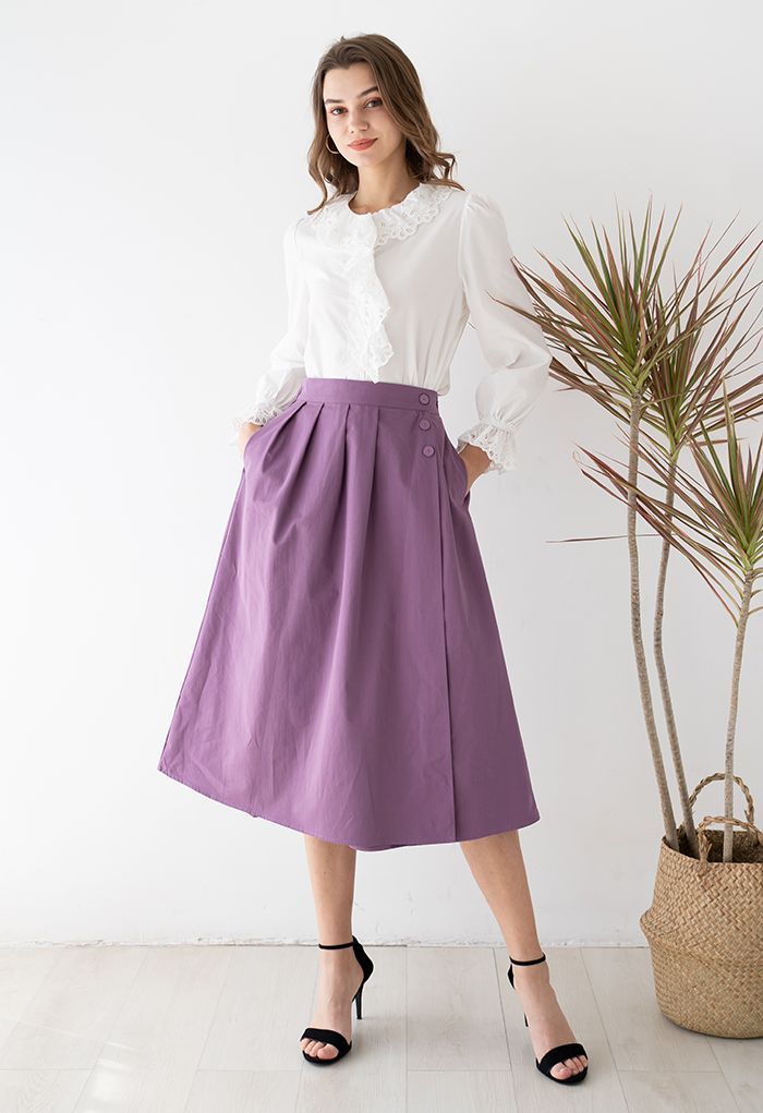 Jupe mi-longue à rabat avec poche latérale et bordure boutonnée en violet