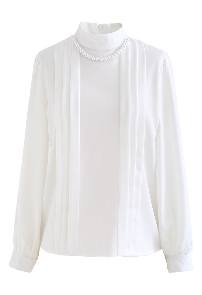 Chemise à plis creux avec collier de perles en blanc