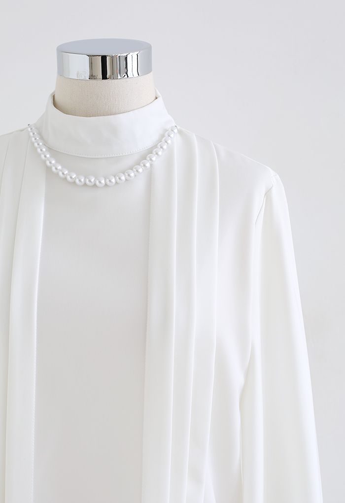 Chemise à plis creux avec collier de perles en blanc