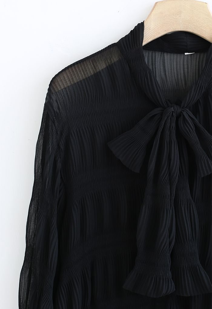 Chemise semi-transparente froncée à col nœud papillon en noir