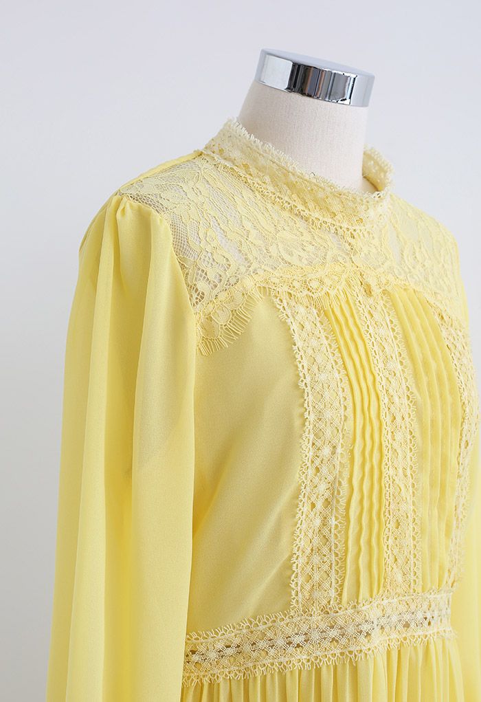 Robe plissée en mousseline de soie à col montant et bordure en dentelle jaune