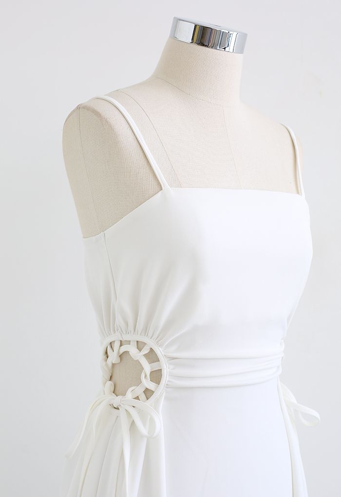 Robe caraco à taille à lacets en blanc
