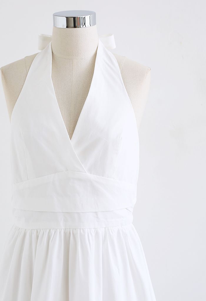 Robe mi-longue minimaliste à col licou en blanc