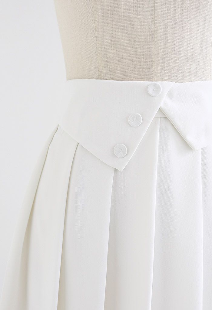 Mini-jupe plissée à taille pliée boutonnée en blanc