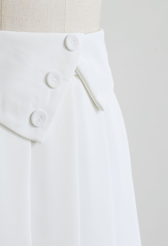 Mini-jupe plissée à taille pliée boutonnée en blanc