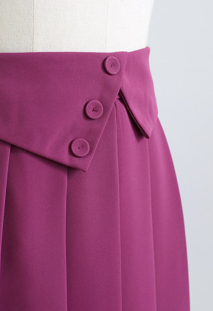 Mini-jupe plissée à taille pliée boutonnée en magenta