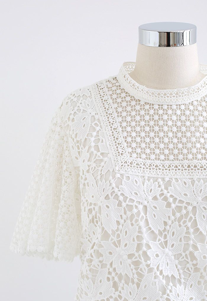 Bliss Flutter Sleeve Full Crochet Top en Blanc