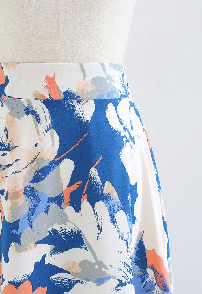 Jupe mi-longue à imprimé floral abstrait en bleu