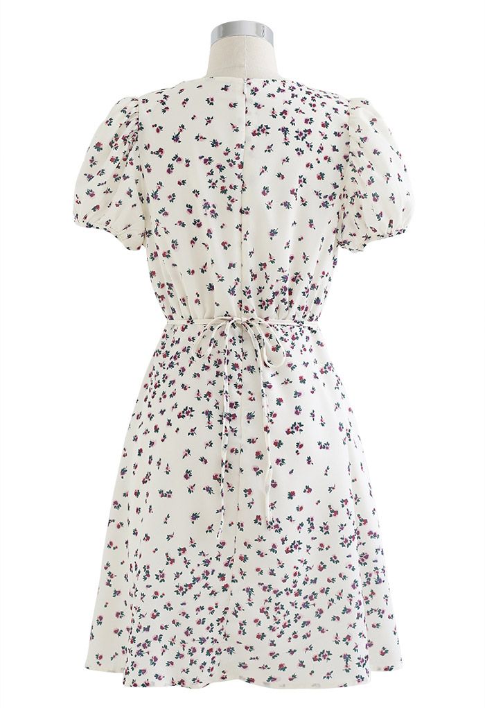 Mini-robe à épaules rembourrées et imprimé Posy en blanc