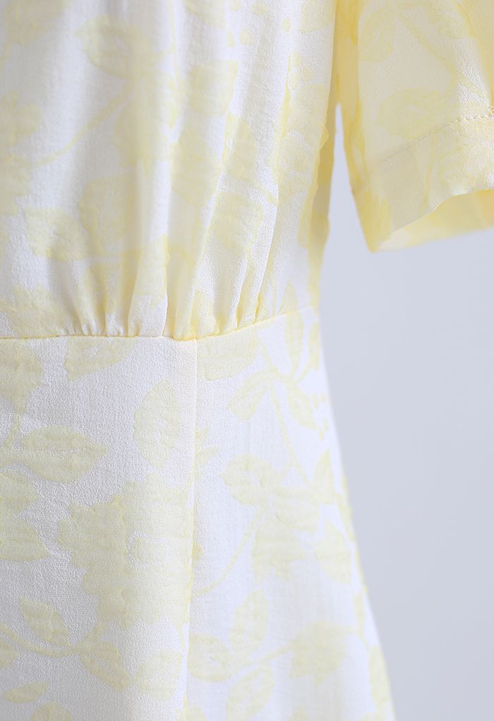 Robe en jacquard fleurie à découpes dans le dos et froncée en jaune