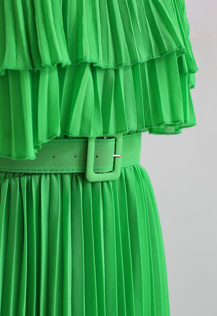 Robe ceinturée plissée à épaules dénudées et à plusieurs niveaux en vert