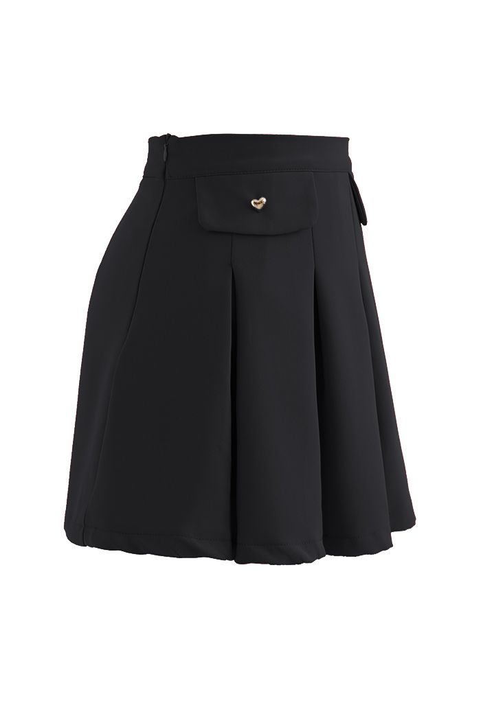 Mini-jupe plissée avec boutons en forme de petit cœur en noir
