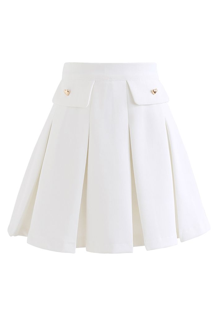 Mini-jupe plissée avec boutons en forme de petit cœur en blanc