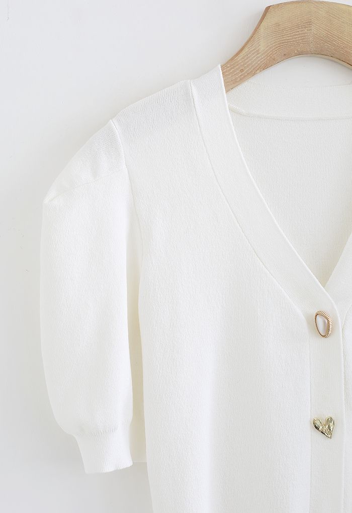 Cardigan court en tricot à manches courtes et boutons bijoux en blanc