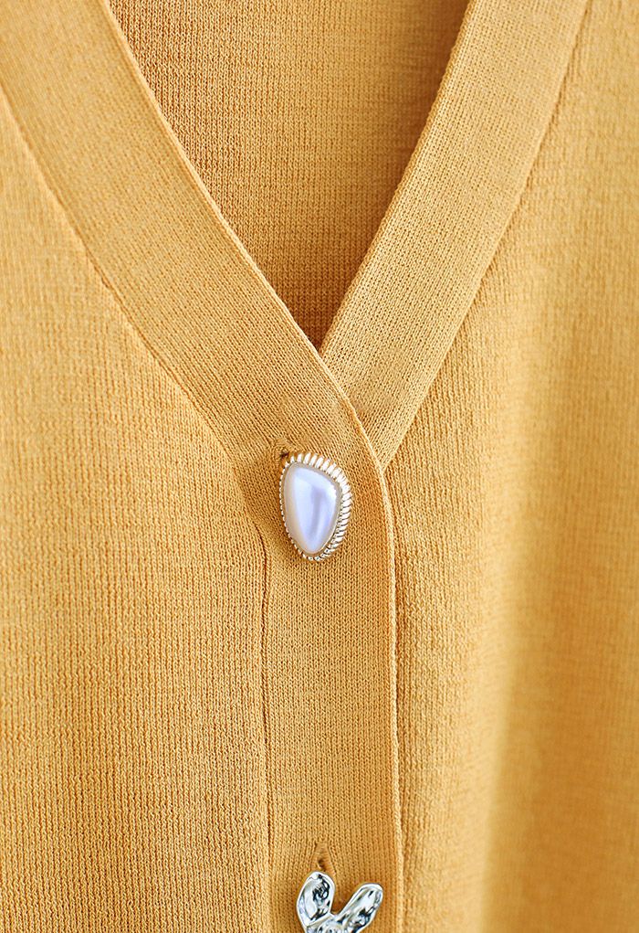 Cardigan court en tricot à manches courtes et boutons bijoux en moutarde