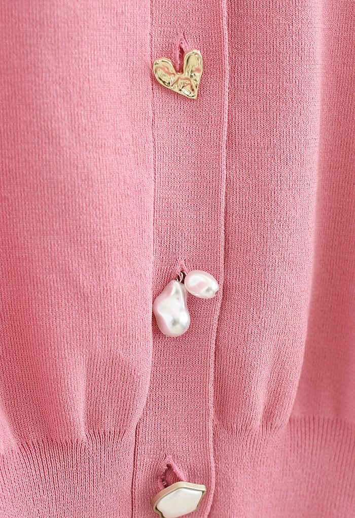 Cardigan en tricot court à manches courtes avec boutons bijoux en rose
