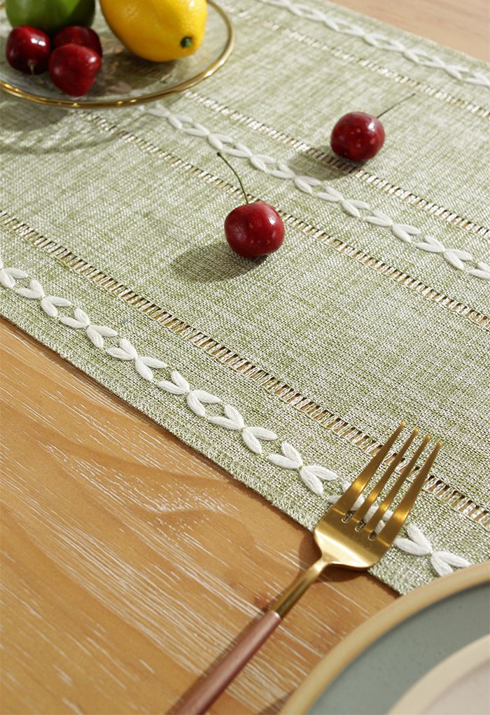 Chemin de table en tissu de lin à découpes en vert